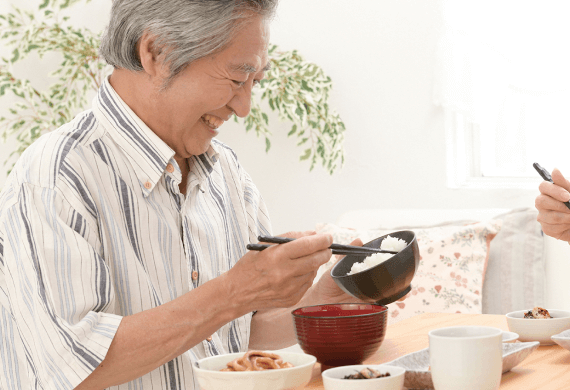 画像：自分で食事をする男性