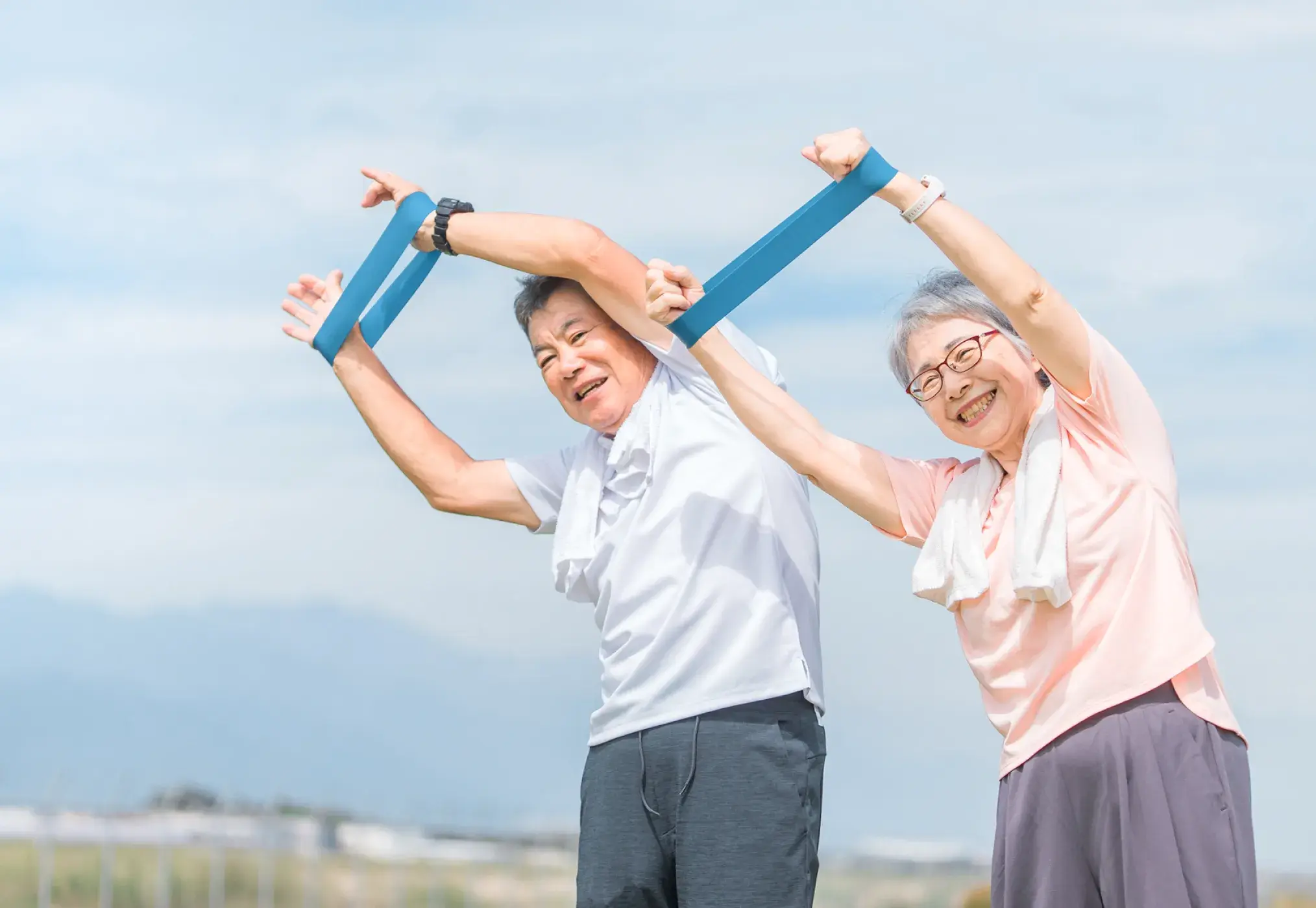 画像：楽しくストレッチをする入居者たち